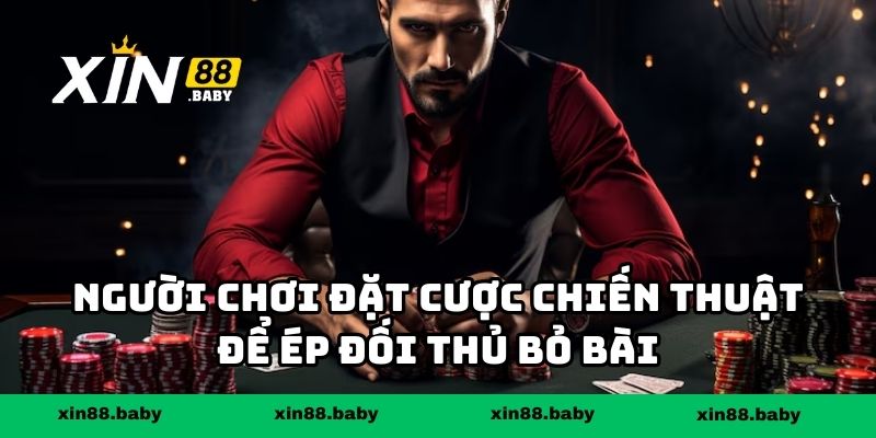 Người chơi đặt cược chiến thuật để ép đối thủ bỏ bài